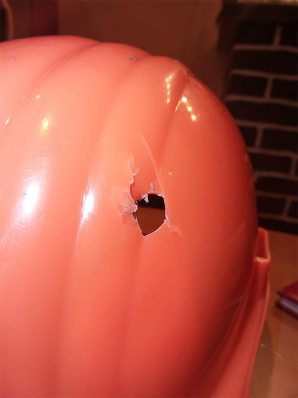 Вхідний отвір від кулі на касці Олега Веремієнка