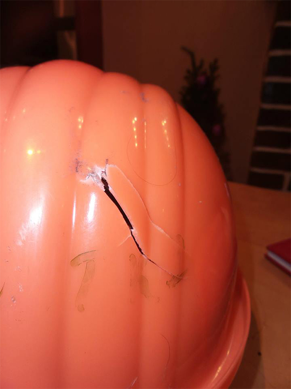 Вихідний отвір від кулі на касці Олега Веремієнка