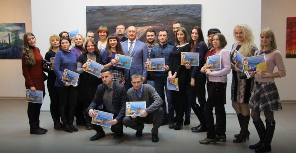 Полтавські журналісти з міським головою після урочистих привітань. Фото - Олег Дубина, vpoltave.info
