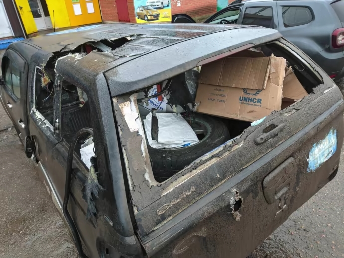 Понівечене російським обстрілом авто гуманітарної місії 