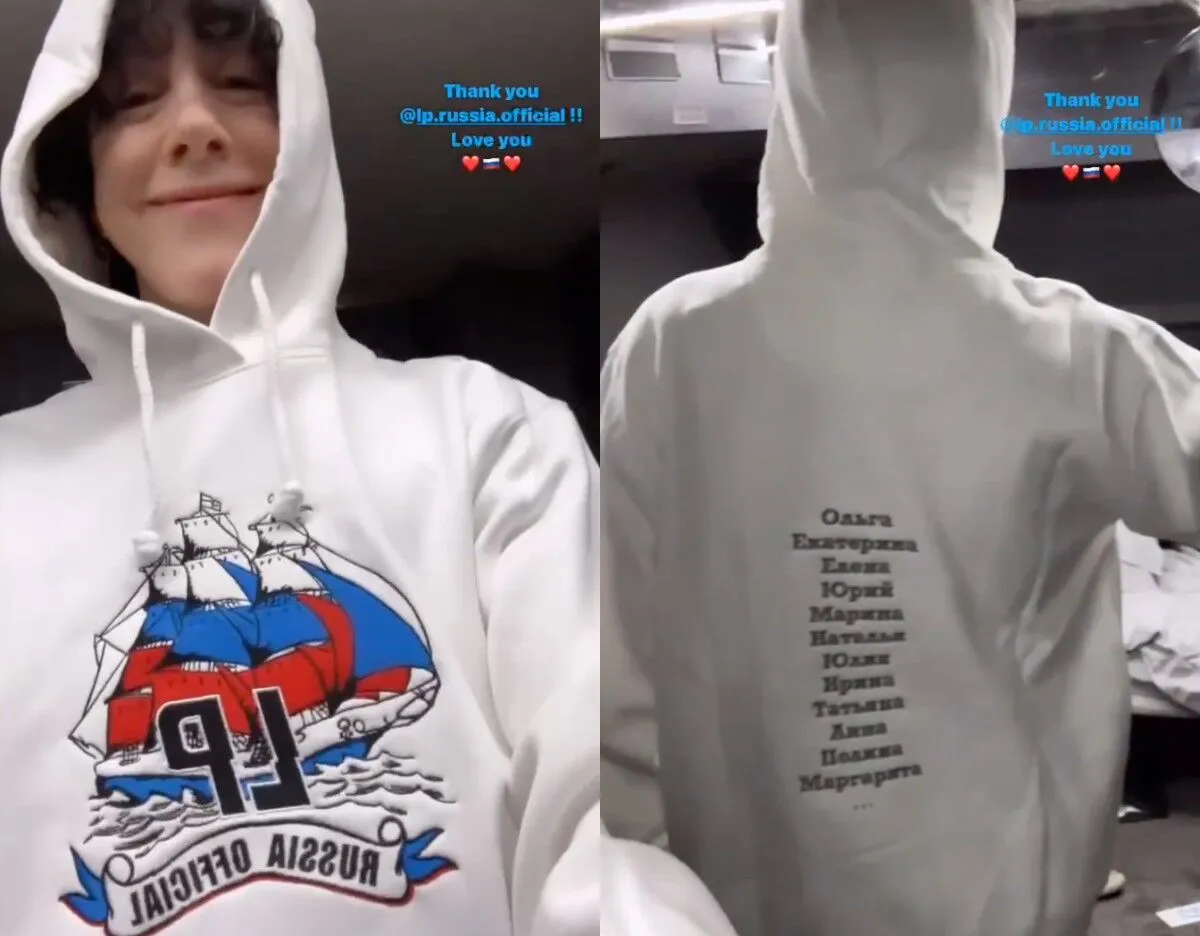 Лаура Перголіцці (LP) в худі з російським прапором
