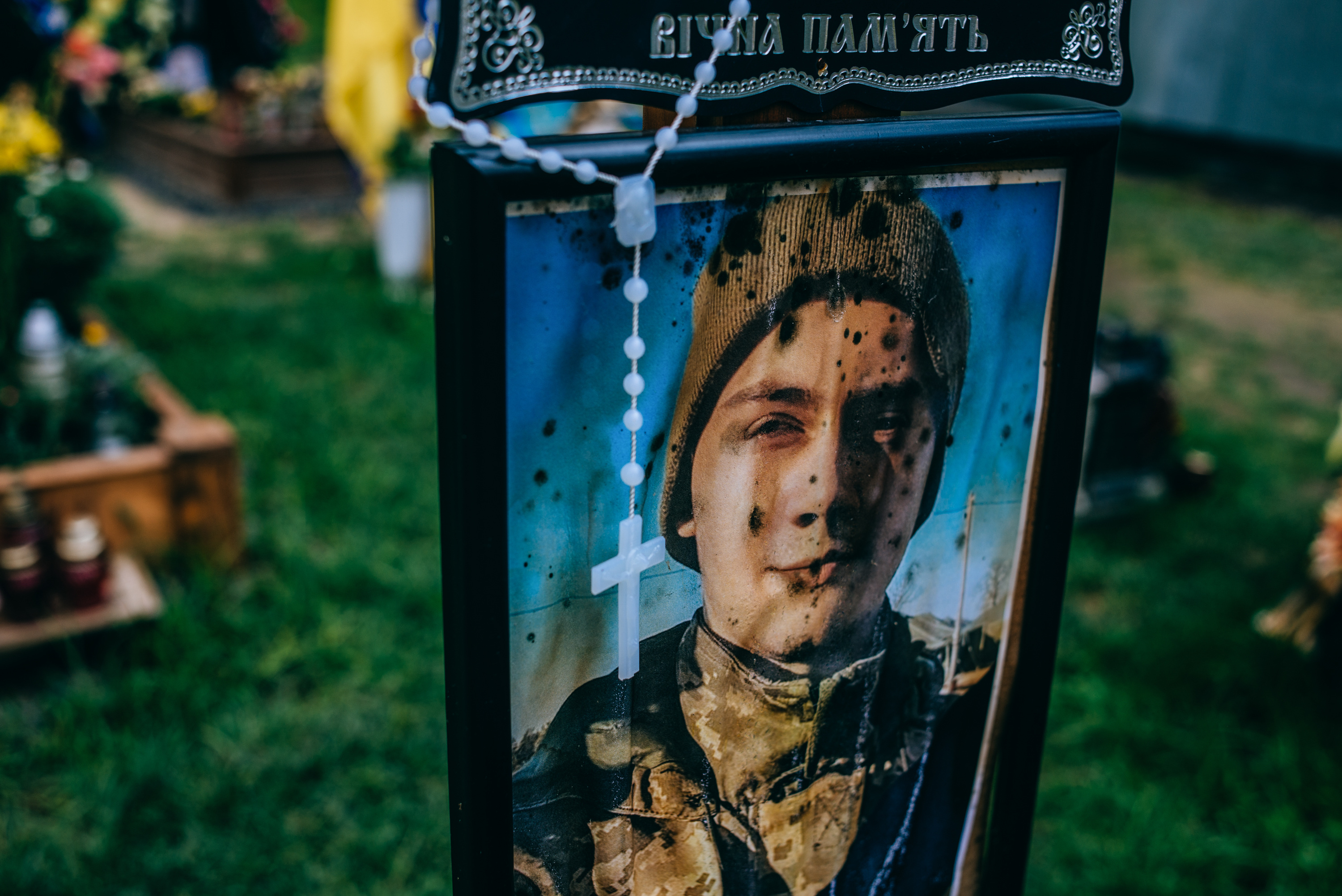 Портрет загиблого воїна на Марсовому полі біля Личаківського цвинтаря у Львові 17 серпня 2022 року. Фото Юлії Кочетової